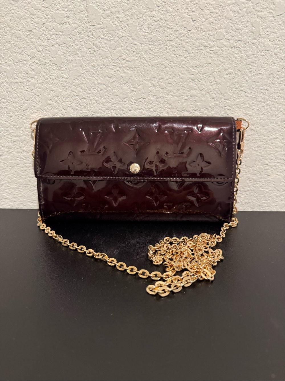 Authentic Louis Vuitton Vernis Sarah Wallet Amarante Burgundy w/ Chain fair - Picture 1 of 9